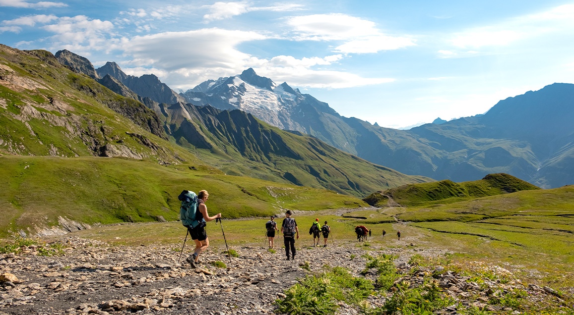 Petit groupe de randonneurs dans les montagnes