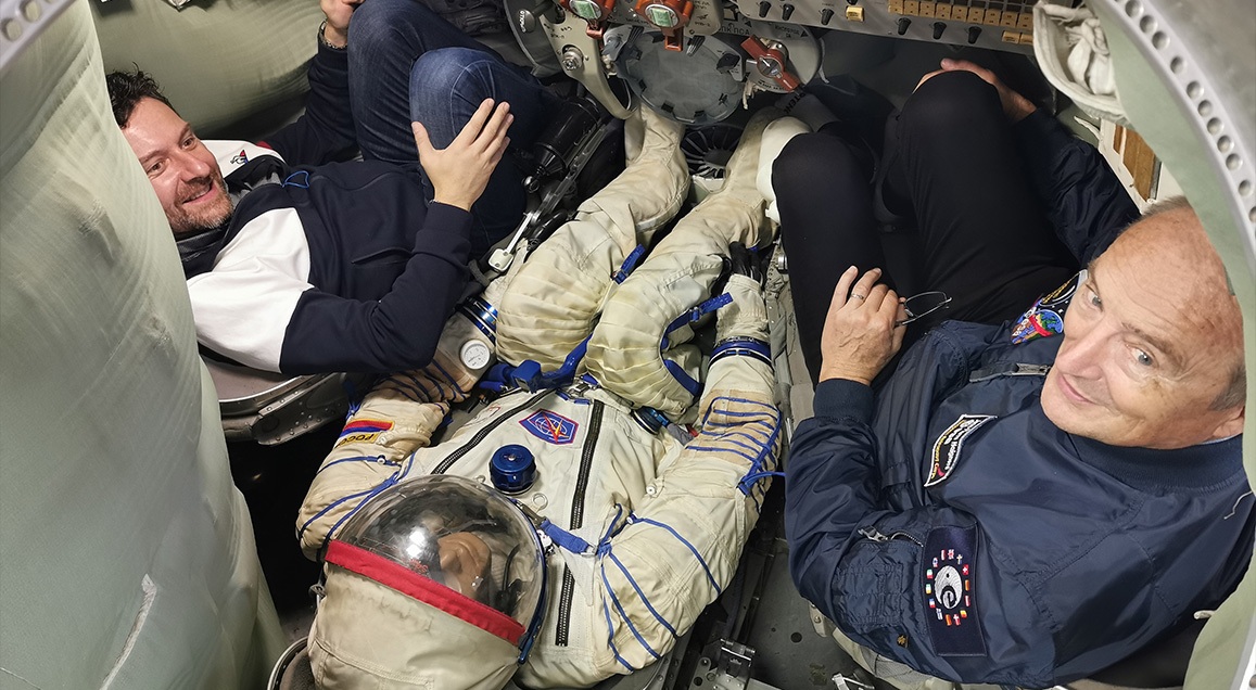 Jean-Pierre Haigneré et Fabrice Del Taglia à bord d'une capsule spatiale