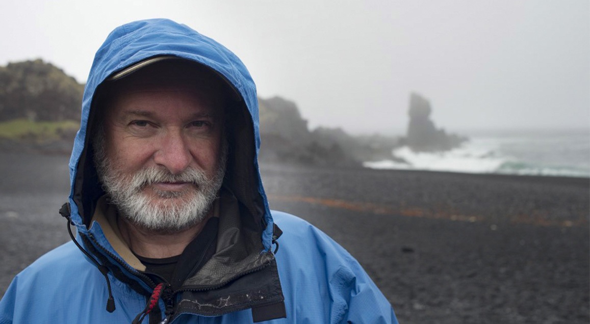 Portrait d'Hubert Prolongeau encapuchonné, près du littoral. Temps pluvieux.