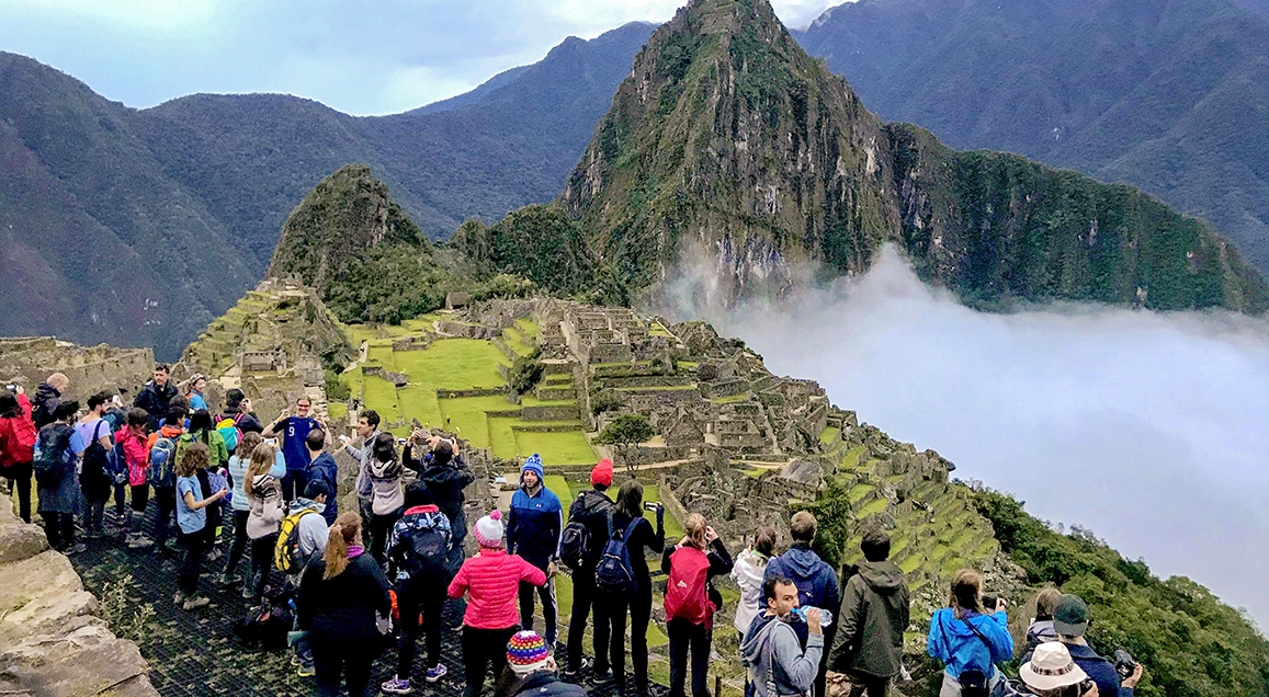 Foule de tourisme en face du Machu Picchu. Temps nuageux.