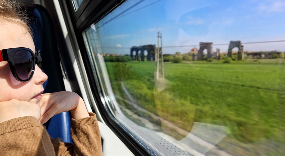 Jeune fille à la fenêtre d'un train