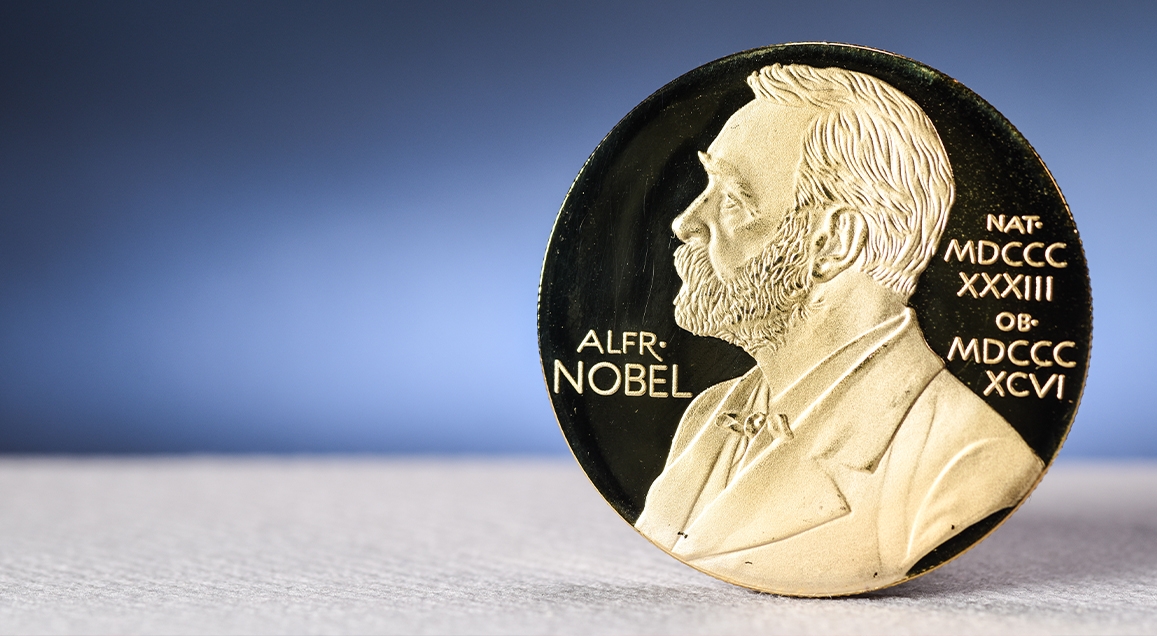 Vue en gros plan de la médaille du Prix Nobel, où est gravé un portrait d'Alfred Nobel.