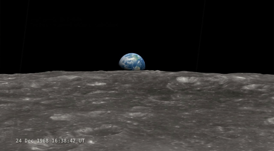Vue de la Terre depuis la Lune : au premier plan, la surface lunaire et à l'arrière-plan, la Terre.