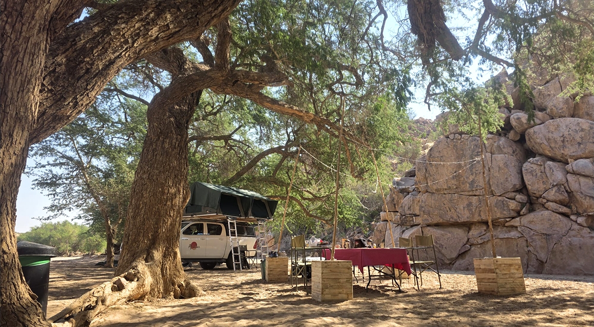 Camping avec un 4x4 tente sur toit, et un coin avec une petite table