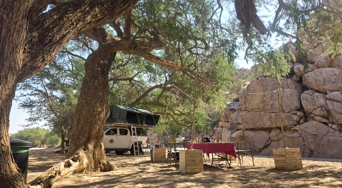 Camping avec un 4x4 tente sur toit, et un coin avec une petite table