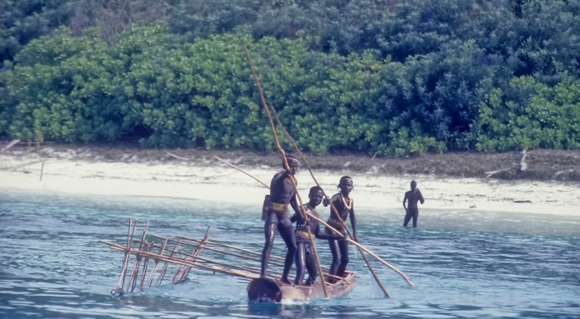 Membres d'une tribu sur l'île de North Sentinel, équipés de lances. Ils sont situés sur un bateau, au large de l'île