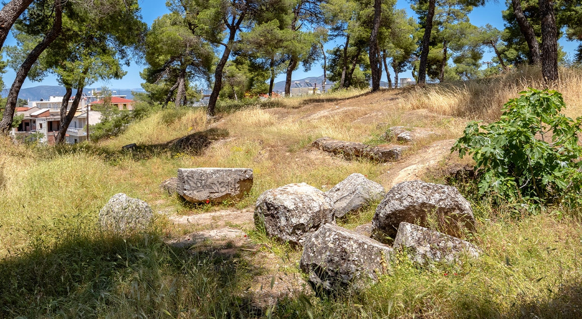 Vue du site du temple d'Apollon Isménios. Quelques pierres du site se trouvent sur le sol.